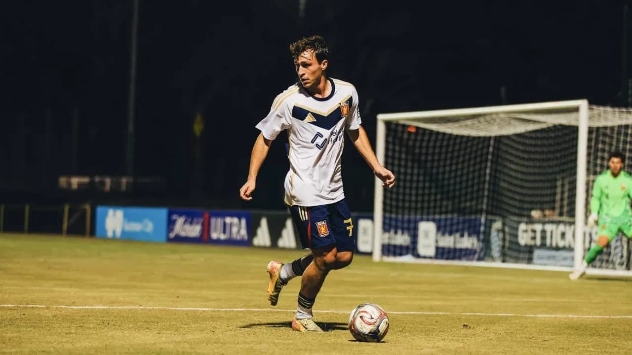 Jugador de Real Monarchs corriendo con el balón