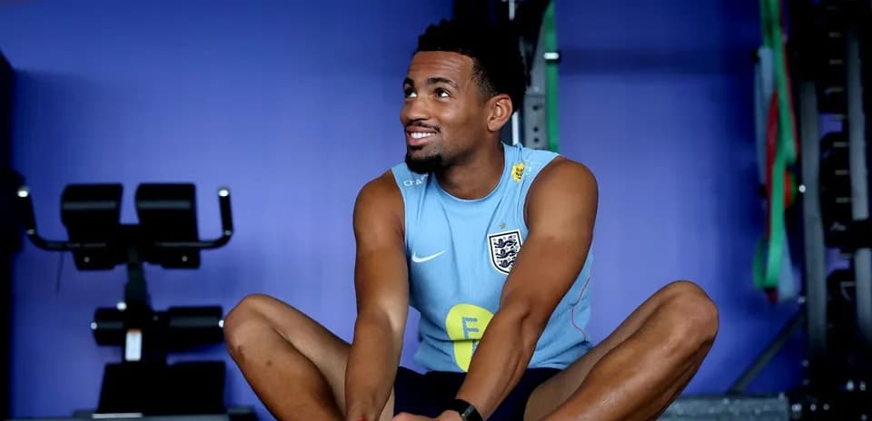 Jugador sentado estirándose en gimnasio de entrenamiento