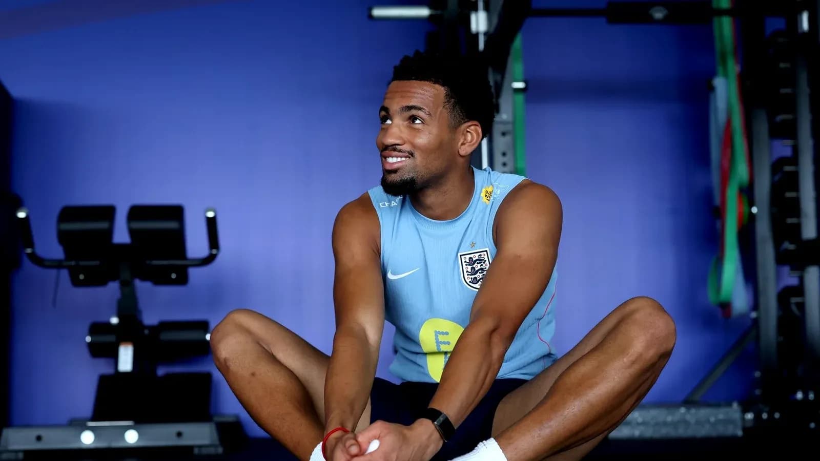 Jugador sentado estirándose en gimnasio de entrenamiento