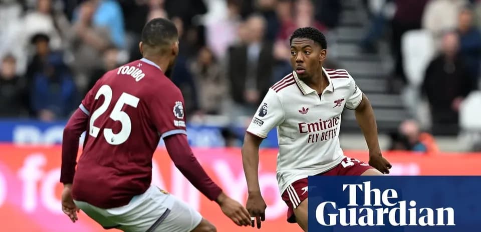 Jugador de Arsenal driblando a defensa de equipo contrario