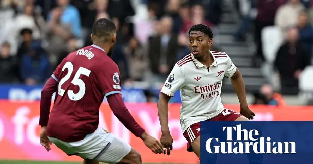 Jugador de Arsenal driblando a defensa de equipo contrario