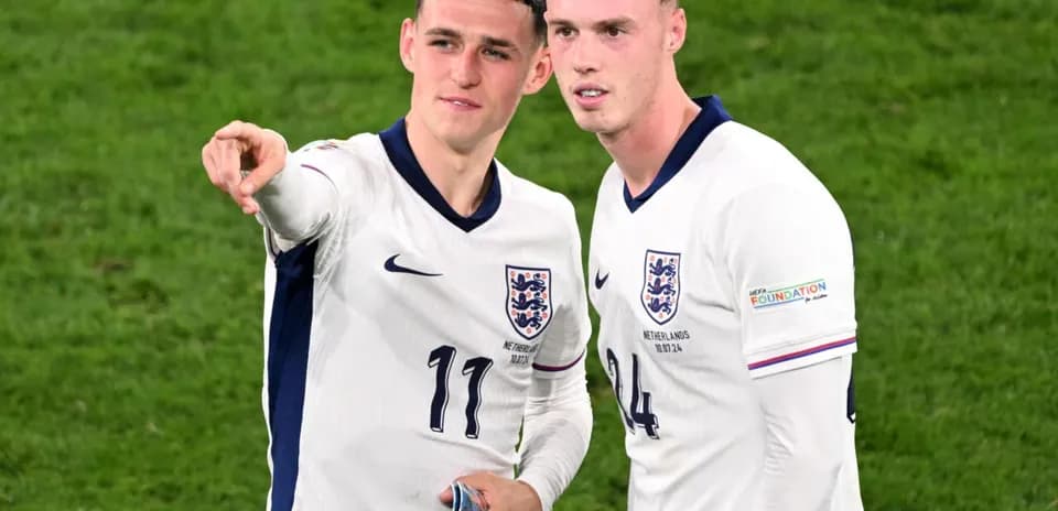 Dos jugadores de Inglaterra conversando en el campo