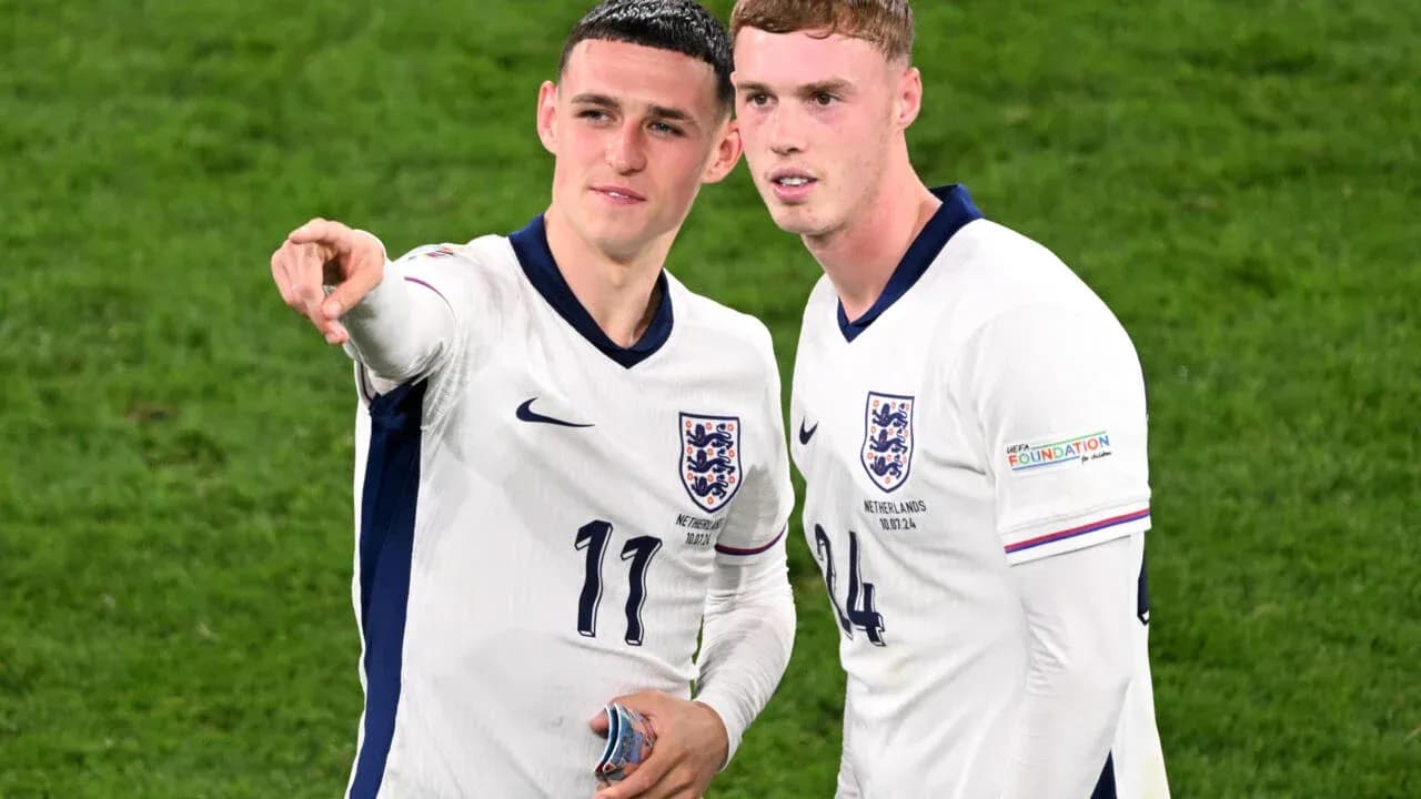 Dos jugadores de Inglaterra conversando en el campo