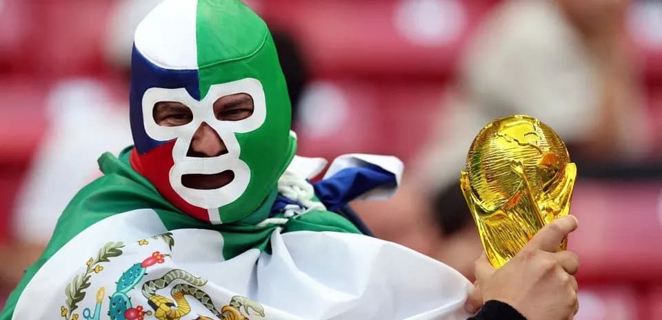 Afanado con máscara y trofeo de la Copa del Mundo