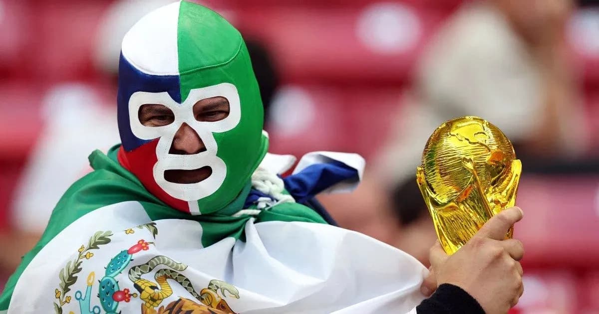 Afanado con máscara y trofeo de la Copa del Mundo