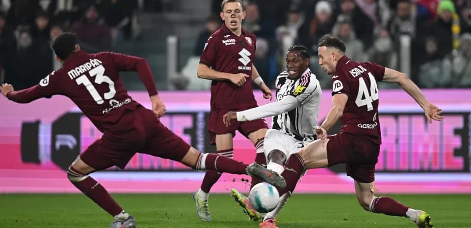 Jugadores compiten por el balón en el partido
