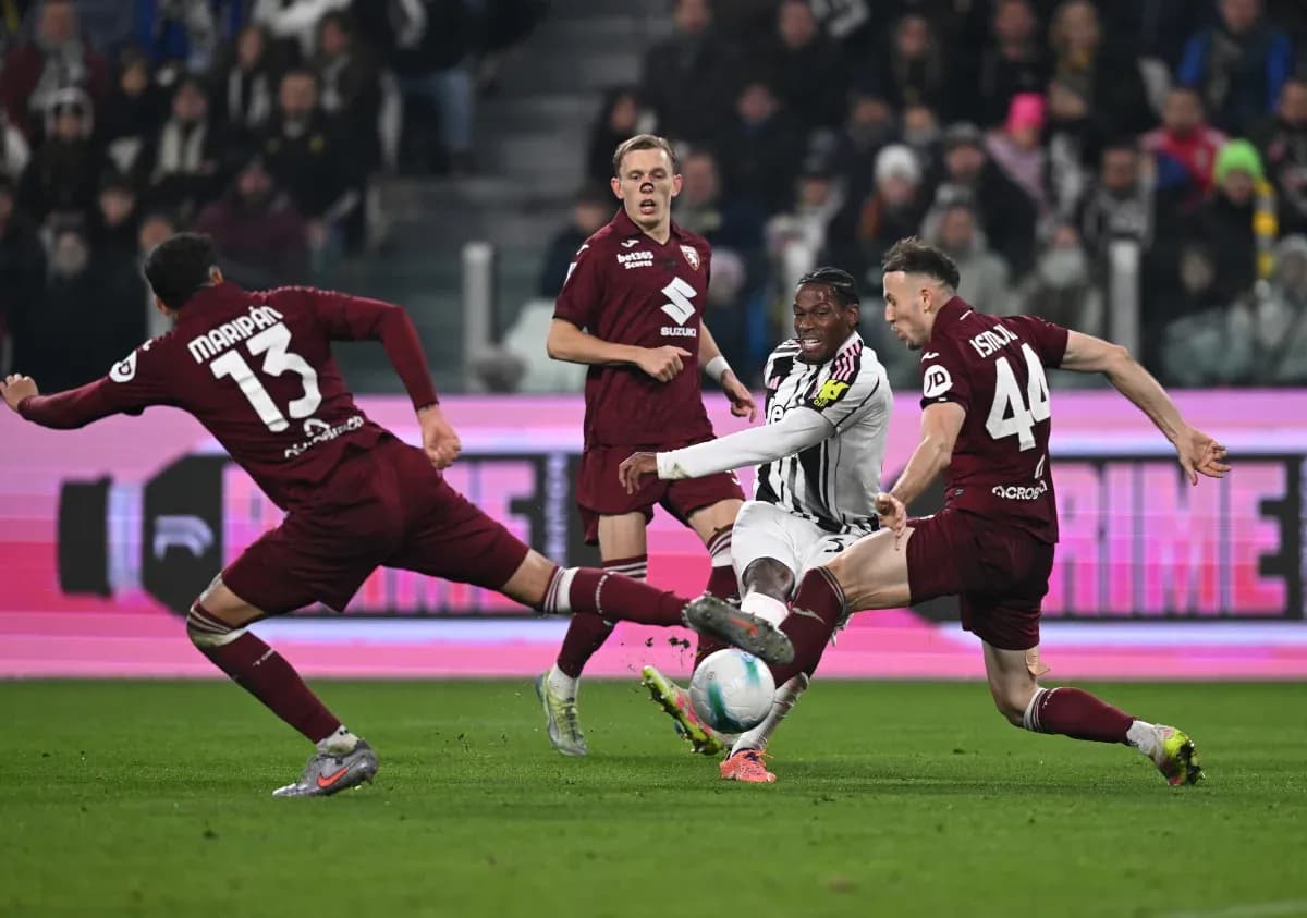 Jugadores compiten por el balón en el partido