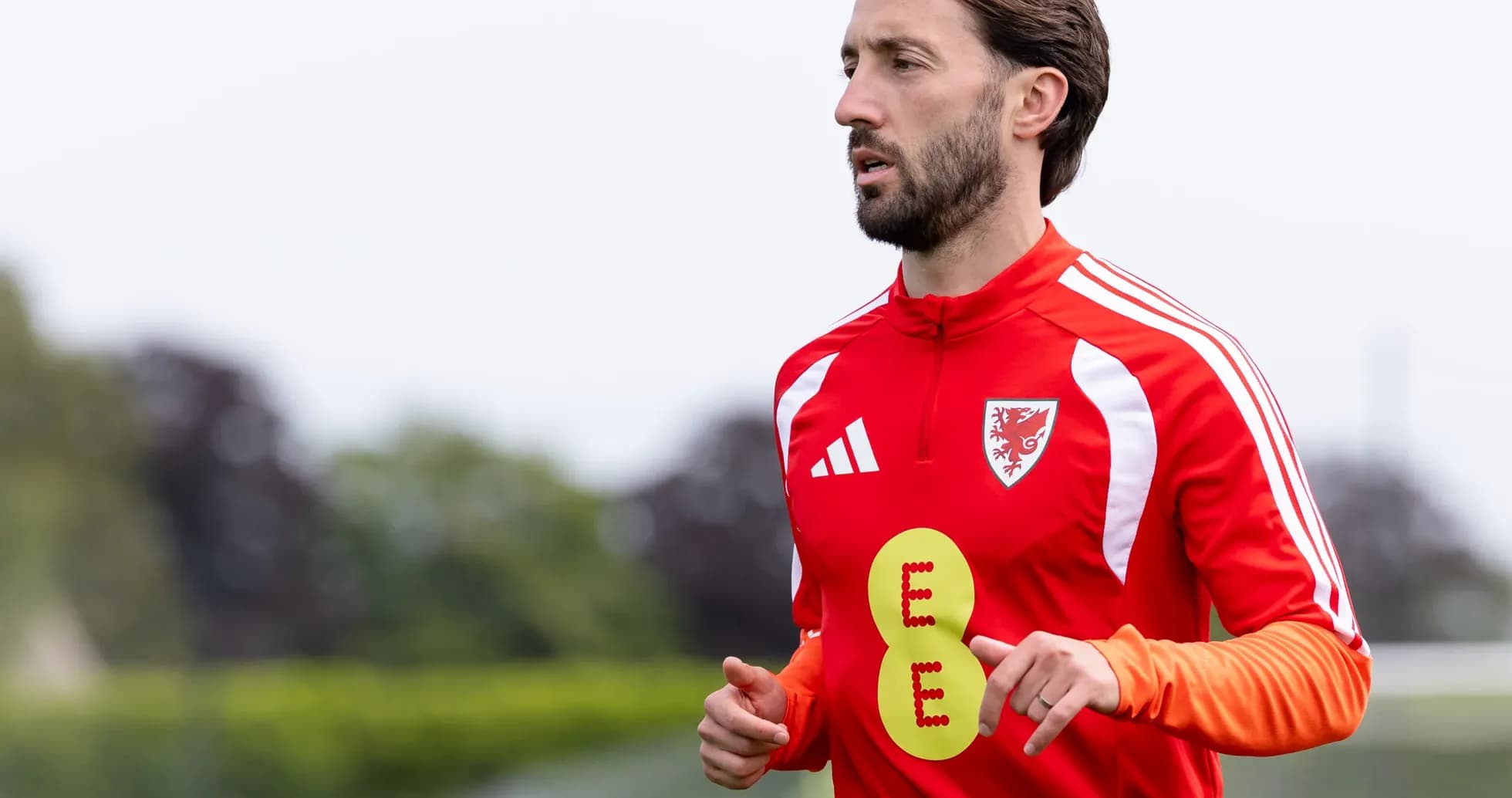 Jugador entrenando con camiseta roja en el campo