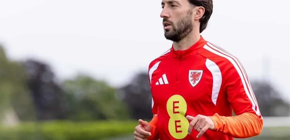 Jugador entrenando con camiseta roja en el campo
