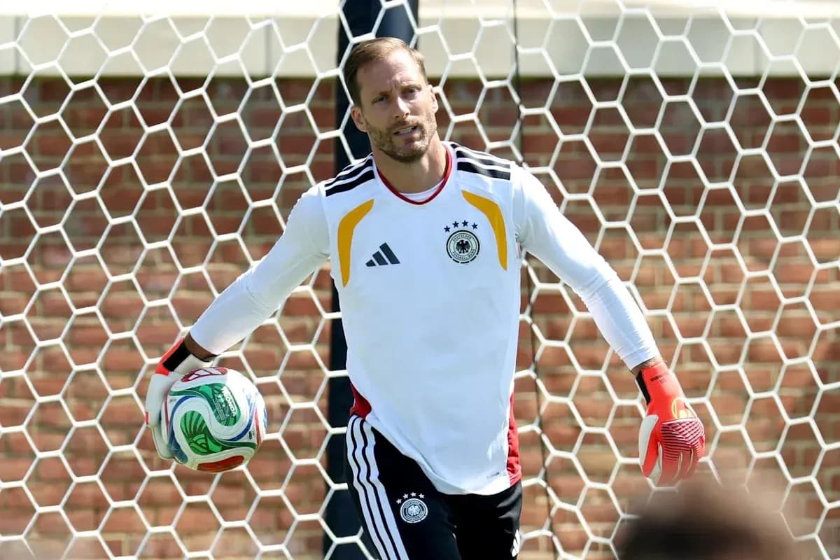Portero sosteniendo un balón en la portería