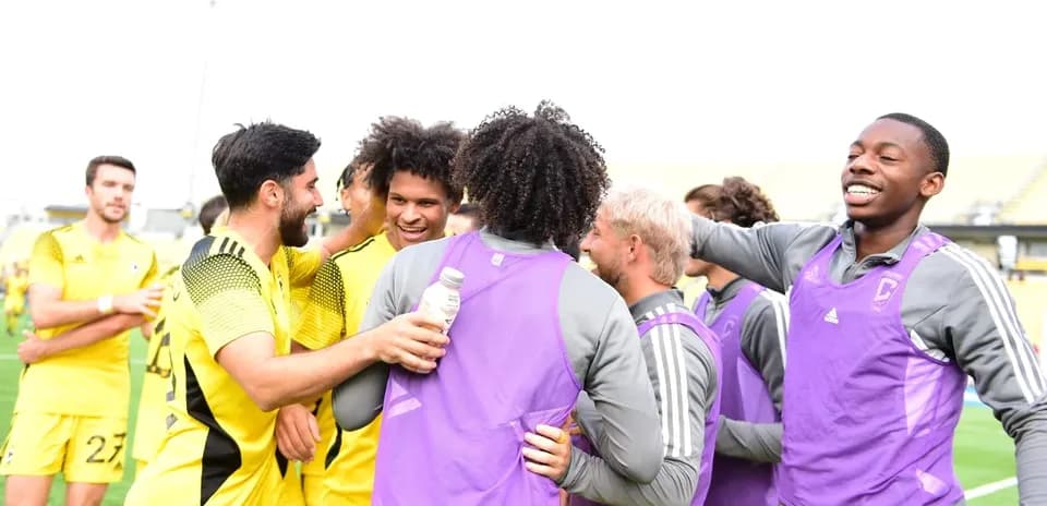 Jugadores celebrando en el campo de fútbol