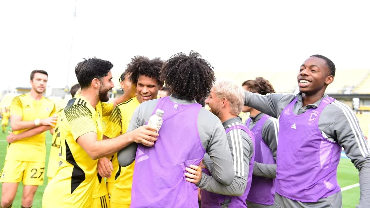 Jugadores celebrando en el campo de fútbol