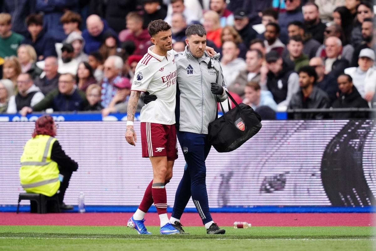 Jugador siendo atendido por el personal médico en el campo