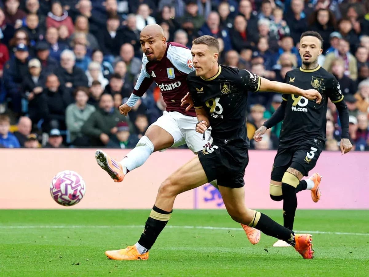 Jugador de Aston Villa disparando en partido contra Burnley