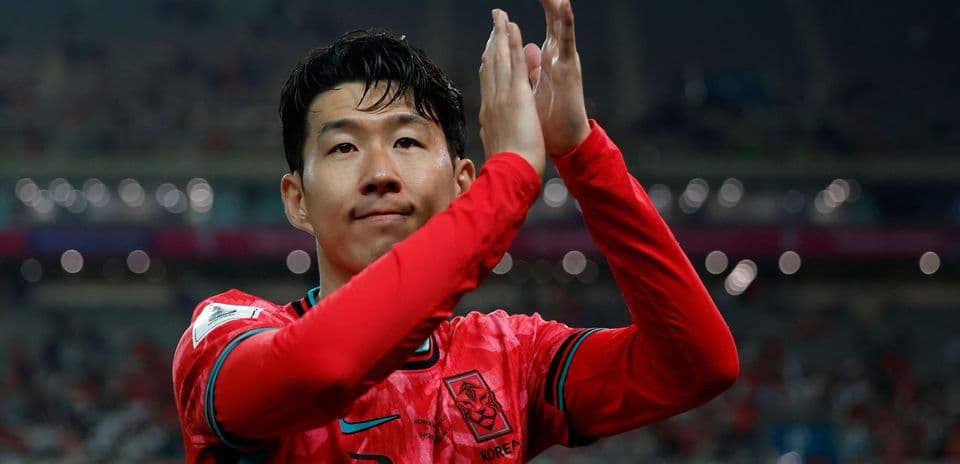 Son Heung-min aplaudiendo a los aficionados
