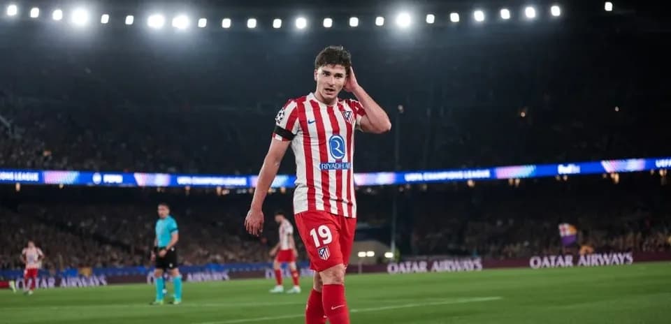 Jugador del Atlético de Madrid en el campo durante partido