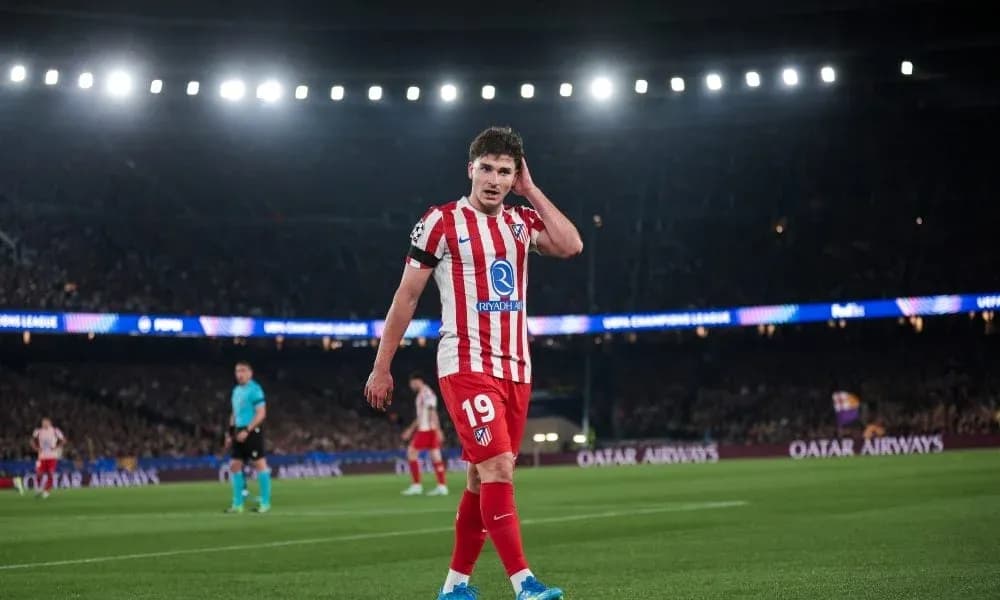 Jugador del Atlético de Madrid en el campo durante partido