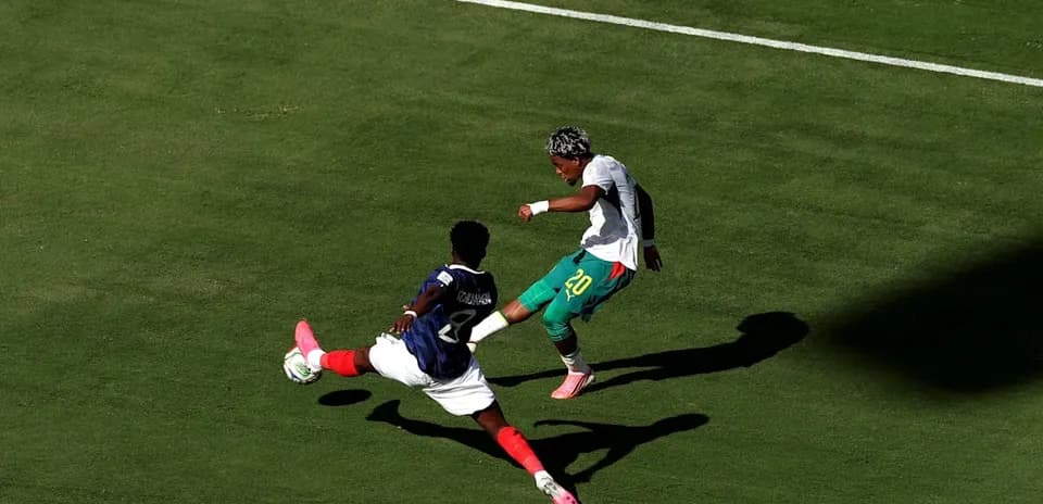 Jugador esquivando a oponente en partido de fútbol