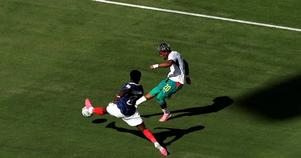 Jugador esquivando a oponente en partido de fútbol