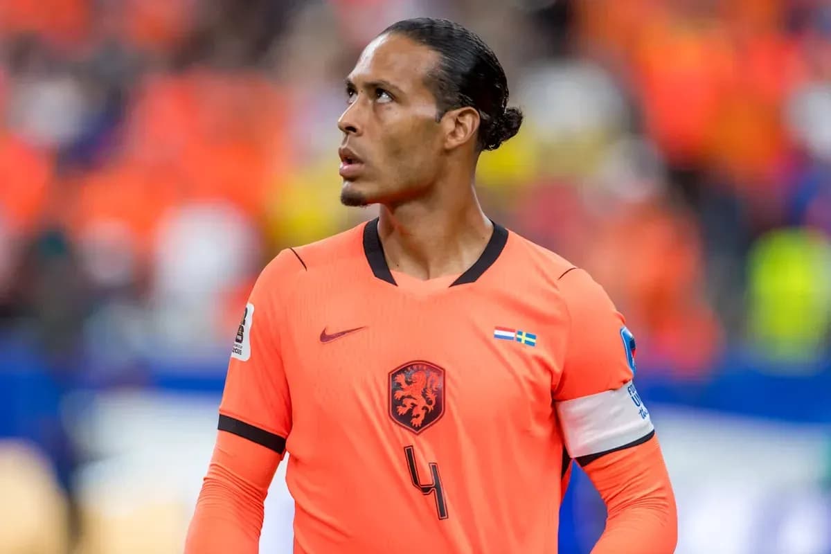 Jugador de fútbol en camiseta naranja mirando hacia arriba