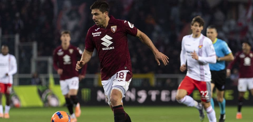 Jugador de Torino corriendo con el balón