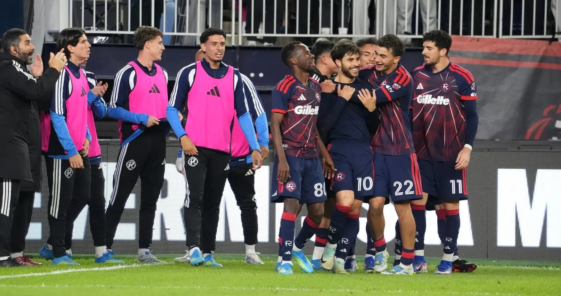 Jugadores celebrando un gol durante el partido