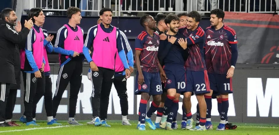 Jugadores celebrando un gol durante el partido