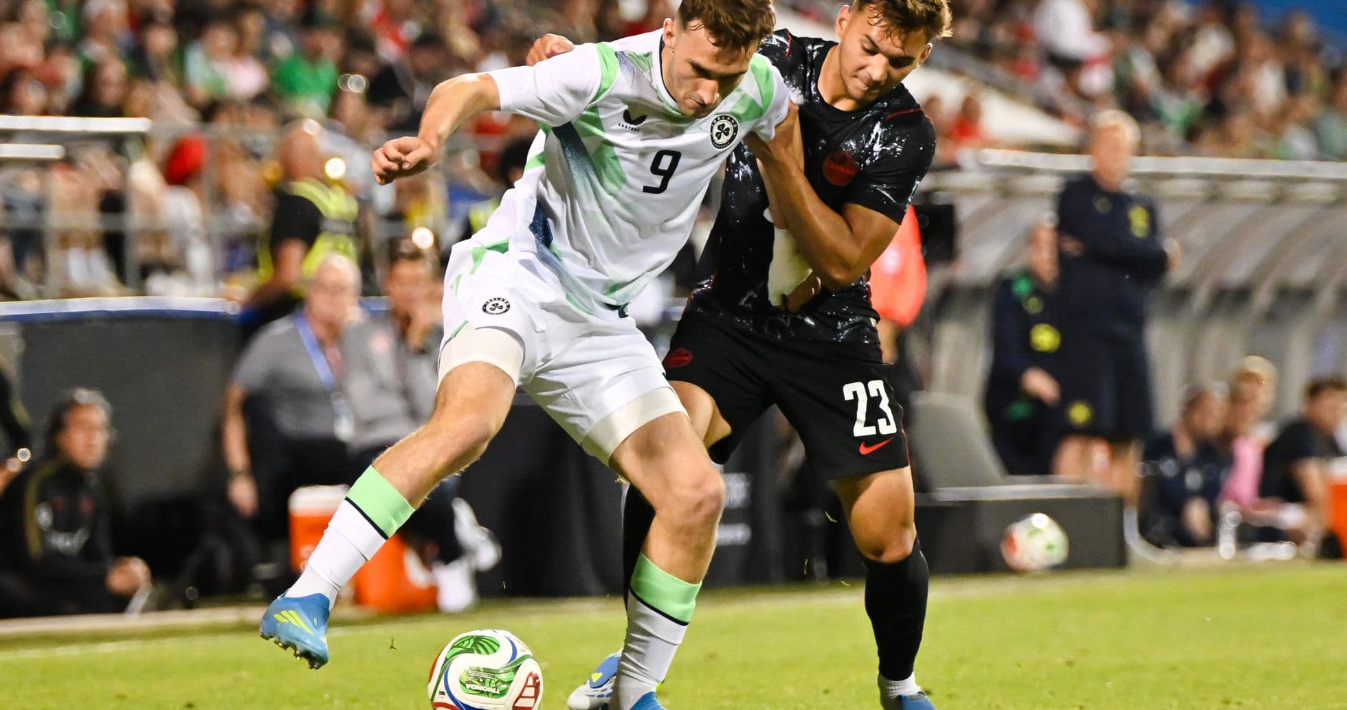 Jugadores luchando por el balón en el partido