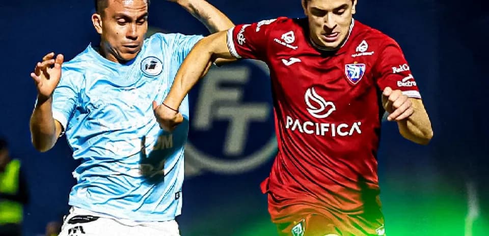 Jugadores compitiendo por el balón en partido