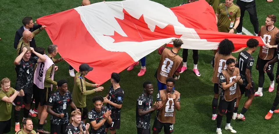 Jugadores de Canadá celebrando con bandera