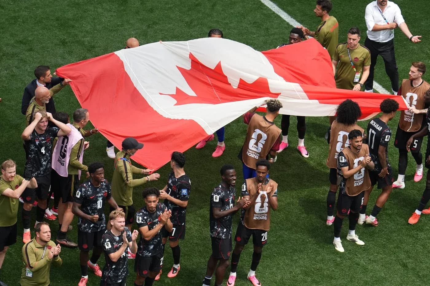 Jugadores de Canadá celebrando con bandera