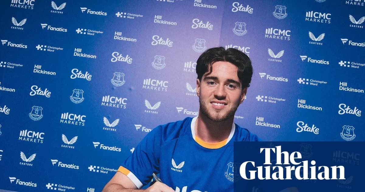 Jugador firmando contrato con Everton en conferencia
