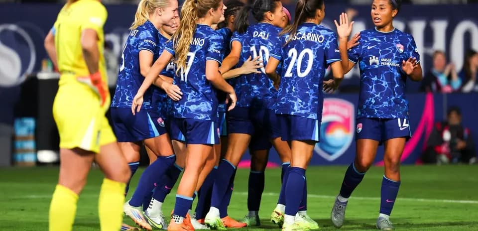Jugadoras celebrando un gol durante el partido