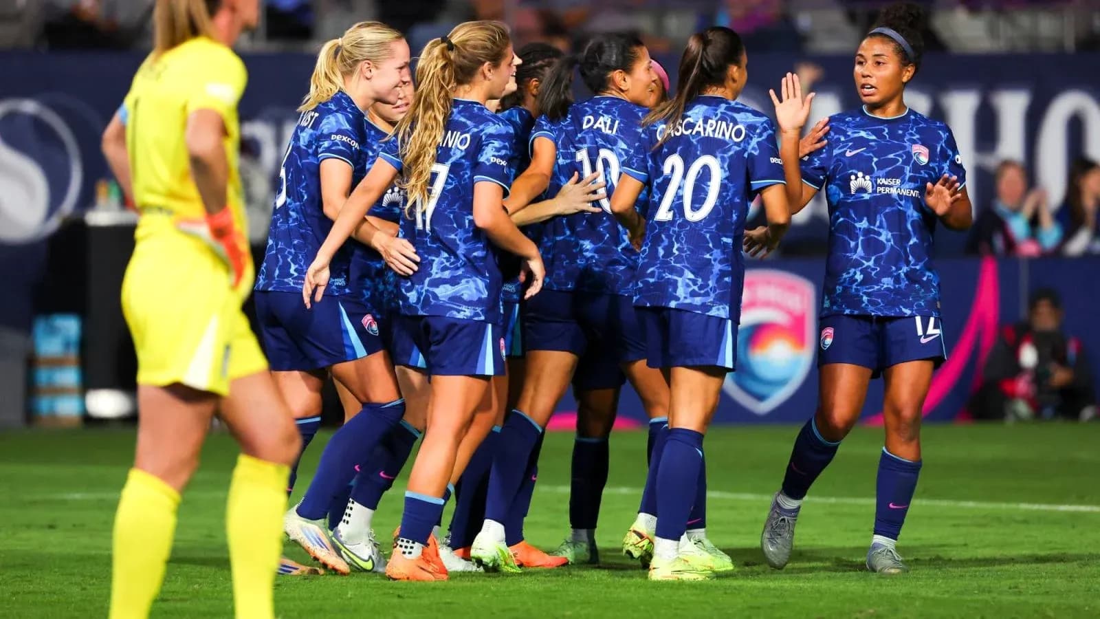 Jugadoras celebrando un gol durante el partido