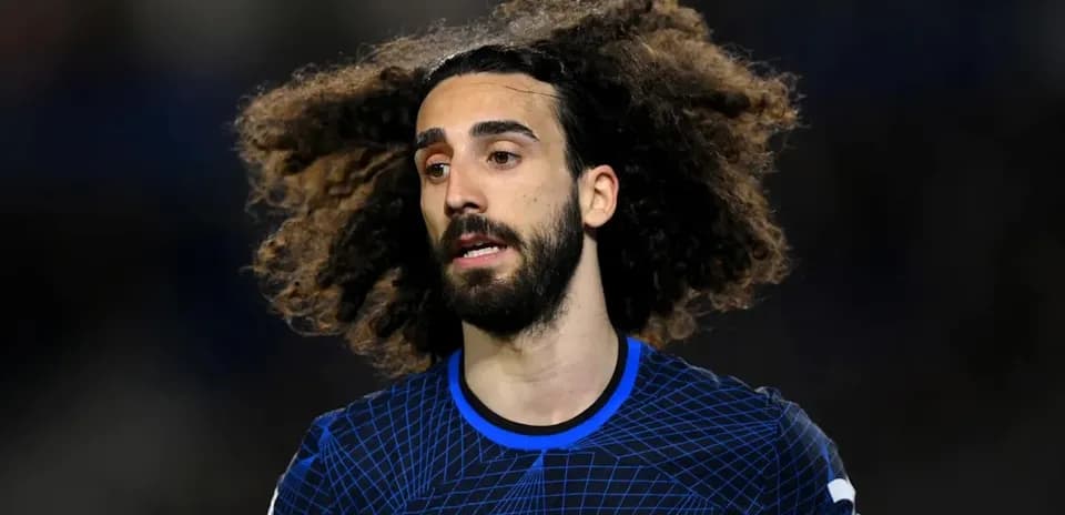 Jugador de Chelsea con cabello rizado durante partido