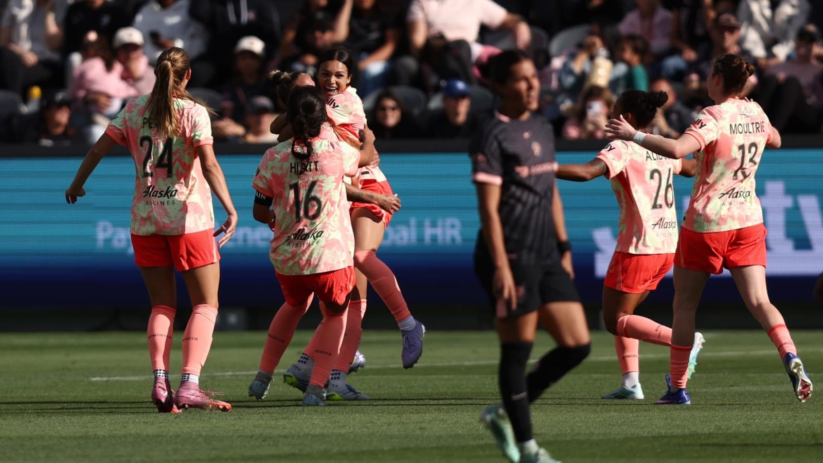 Jugadoras celebrando un gol durante el partido