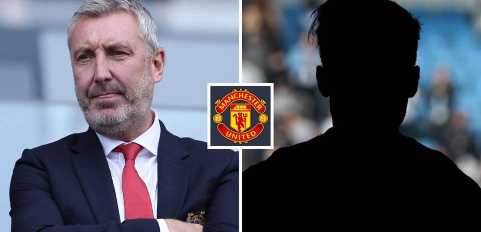 Entrenador observando partido con logo de Manchester United
