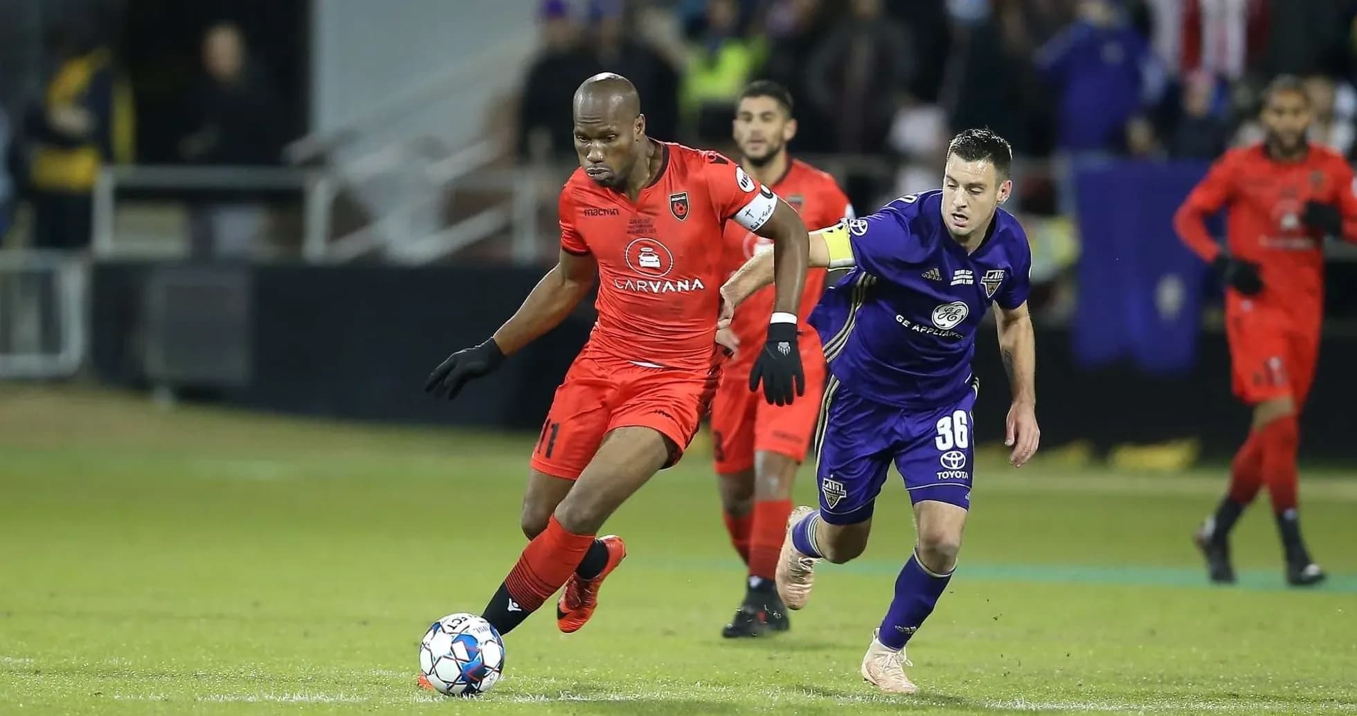 Jugador de Phoenix Rising driblando a rival