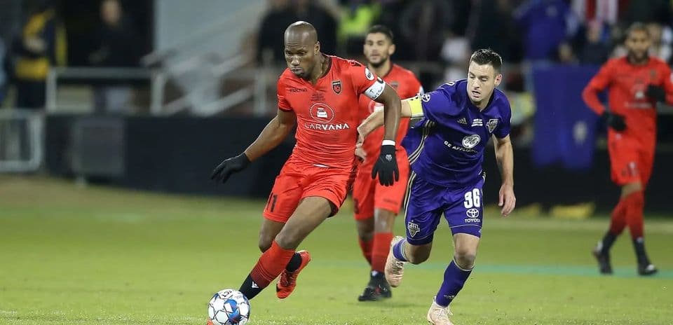 Jugador de Phoenix Rising driblando a rival