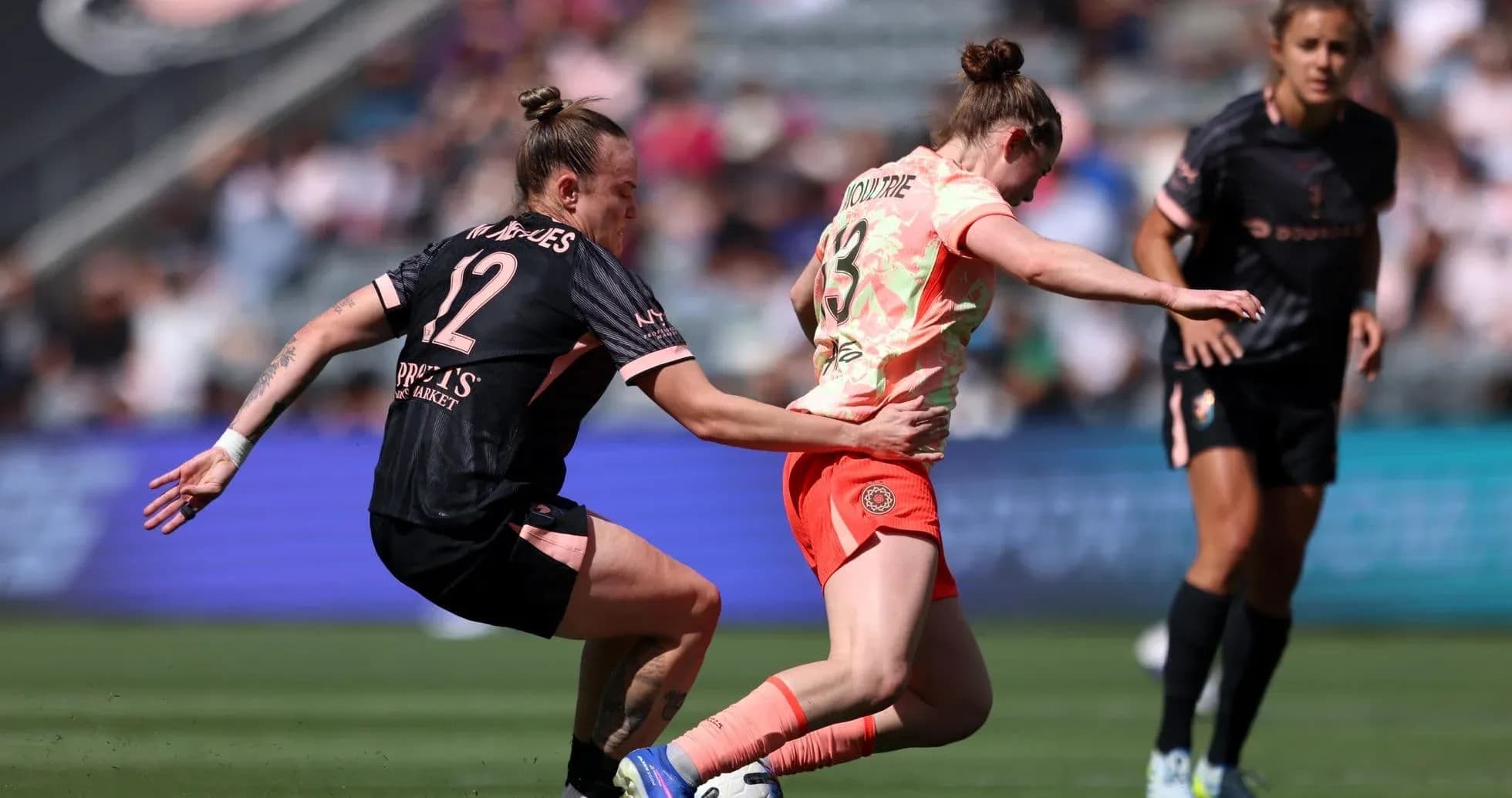 Jugadora de Portland Thorns luchando por el balón