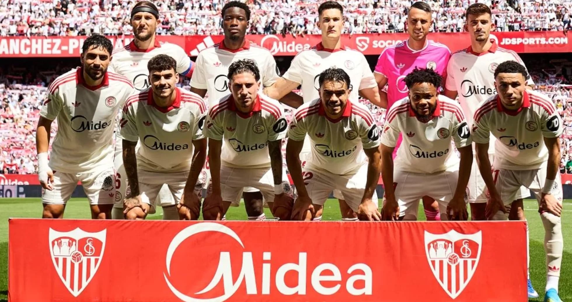 Once del Sevilla posando antes del partido