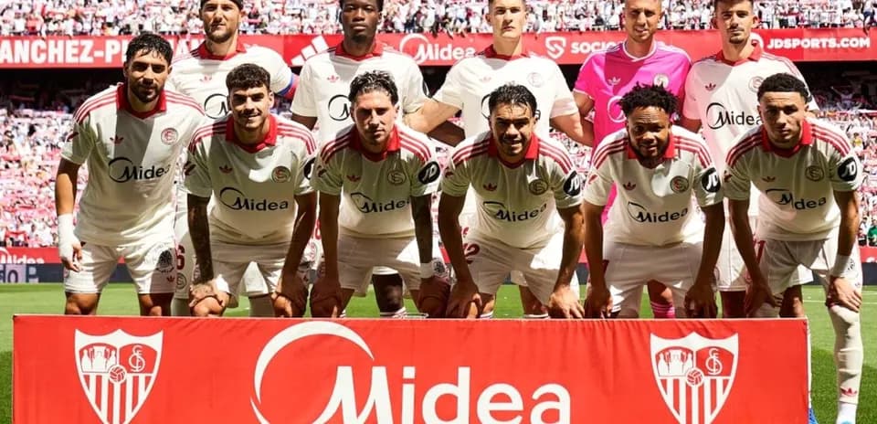 Once del Sevilla posando antes del partido