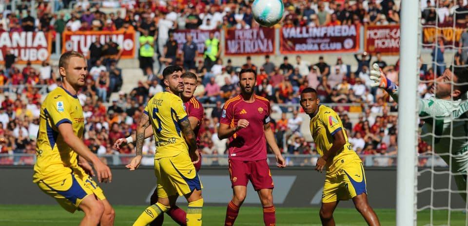 Jugadores de Hellas Verona y AS Roma en el partido