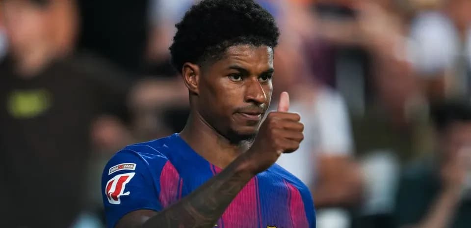Jugador del Barcelona levantando el pulgar en el partido