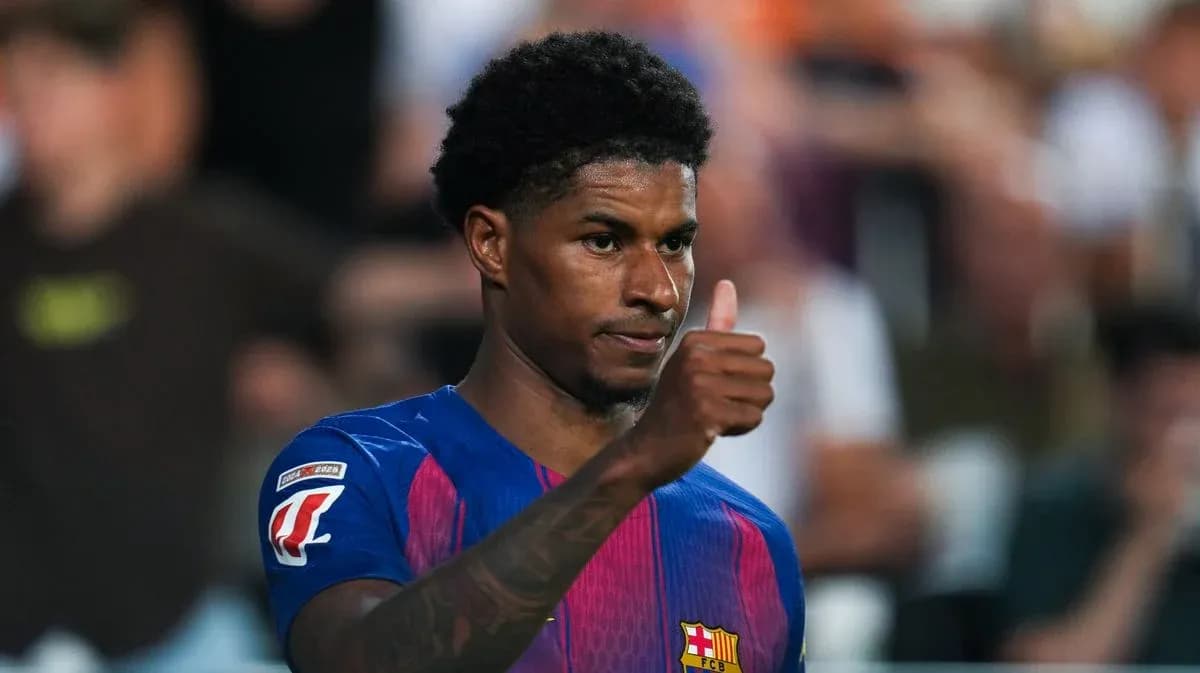 Jugador del Barcelona levantando el pulgar en el partido