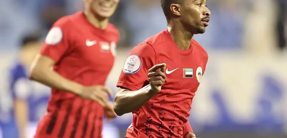 Jugador de Al Sharjah U23 celebra un gol