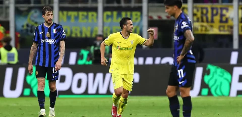 Jugador de Lazio celebra un gol contra Inter