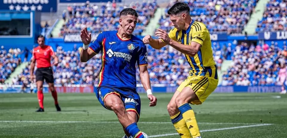 Jugador de Getafe y Oviedo en acción