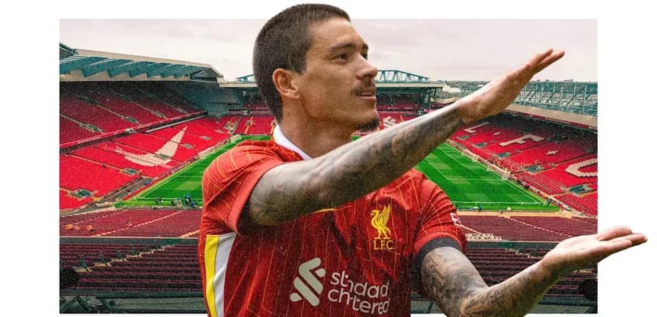 Jugador de Liverpool posando en Anfield