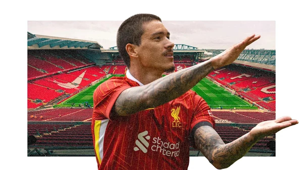 Jugador de Liverpool posando en Anfield